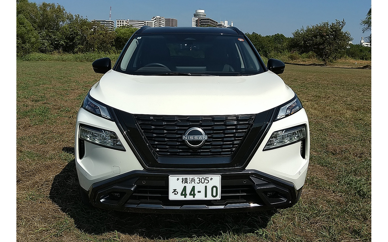 日産エクストレイルのフェイス。ヘッドランプが下段、ポジションランプが上段という構成。ヘッドランプは先行車、対向車を避けて照射するアクティブハイビームだ