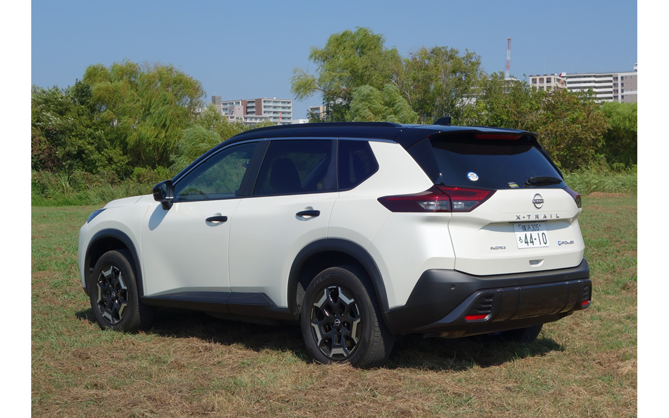 日産エクストレイルのリアビュー。SUVとしてオーセンティックなフォルムだが若干特徴に乏しい