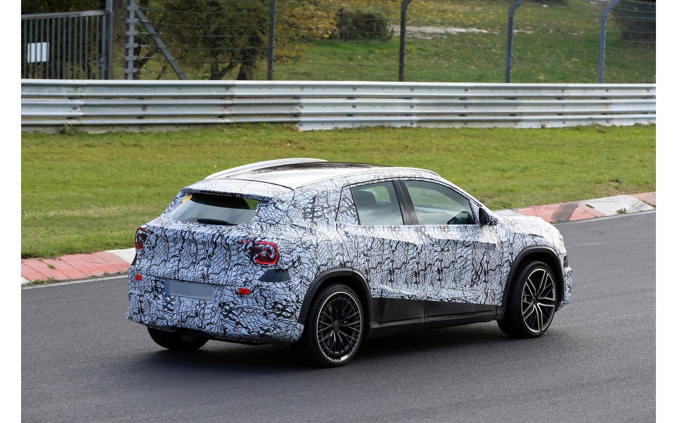 メルセデスAMG GLA 45S 次期型のプロトタイプ