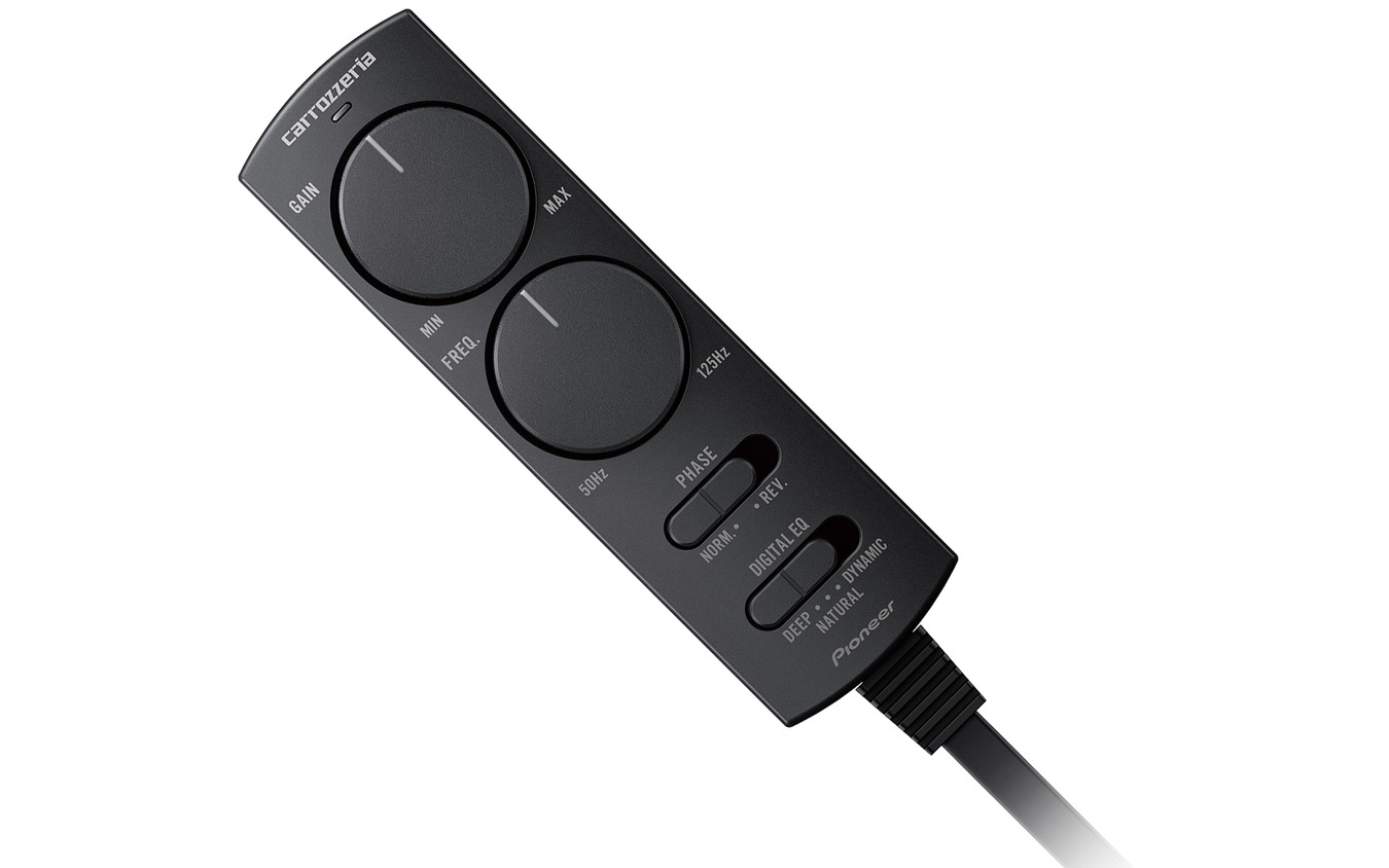 「パワードサブウーファー」のリモコンの一例（カロッツェリア・TS-WX140DA）。