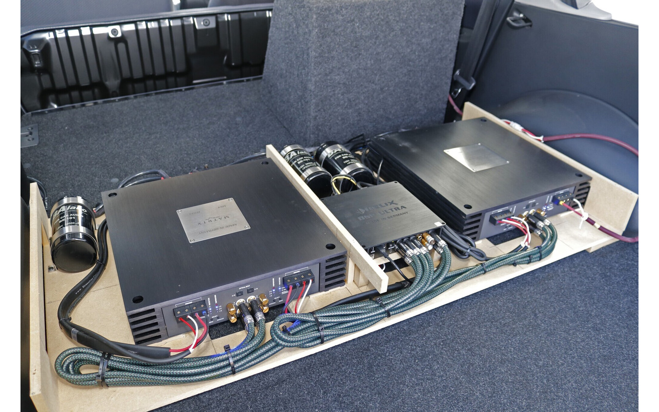 パワーアンプ２台とDSP、キャパシターなどを効率よく収めるフラット構造のアンプラックを設計した。