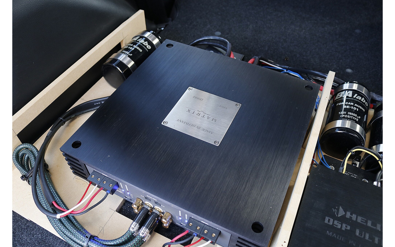 パワーアンプに用いるのはブラックスのMX4×2台。クリアサウンド、正確性の高い音を好みオーナーが選んだ逸品だ。
