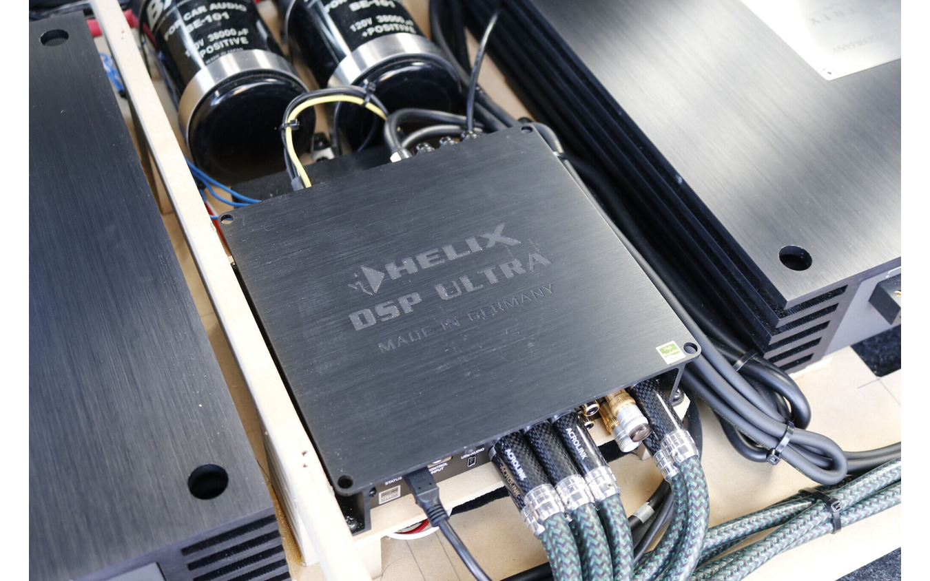 DSPにはヘリックスのDSP ULTRAをセレクト、クオリティの高いシステムに似つかわしいDSPで音の質感もアップさせる。