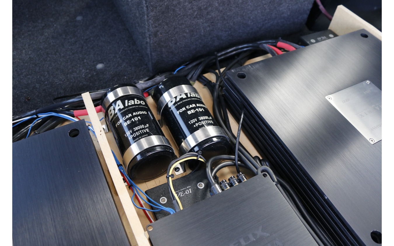 電源系は下層アースなどにも気を配るオーナー。キャパシターを配置して瞬発的な電力供給にも対応する。