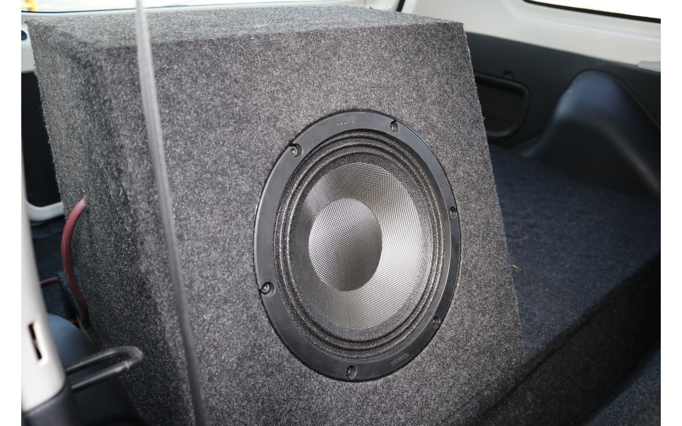 サブウーファーには力強さと遅れないスピード感ある低音サウンドを再現することができるカロッツェリアのTS-W252PRSをチョイス。