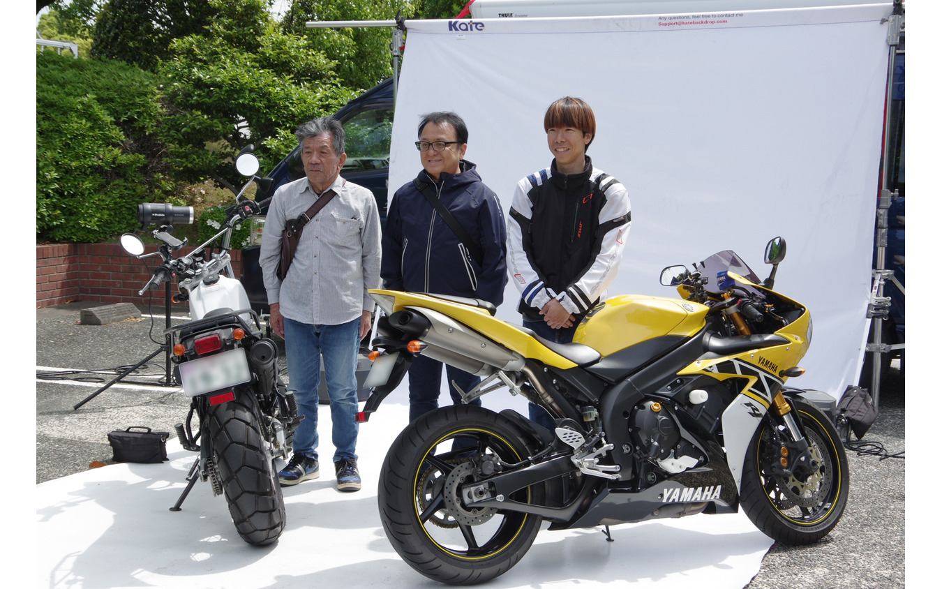 設楽社長がかつて手がけた『TW225』で来場した親子ライダーとの記念撮影