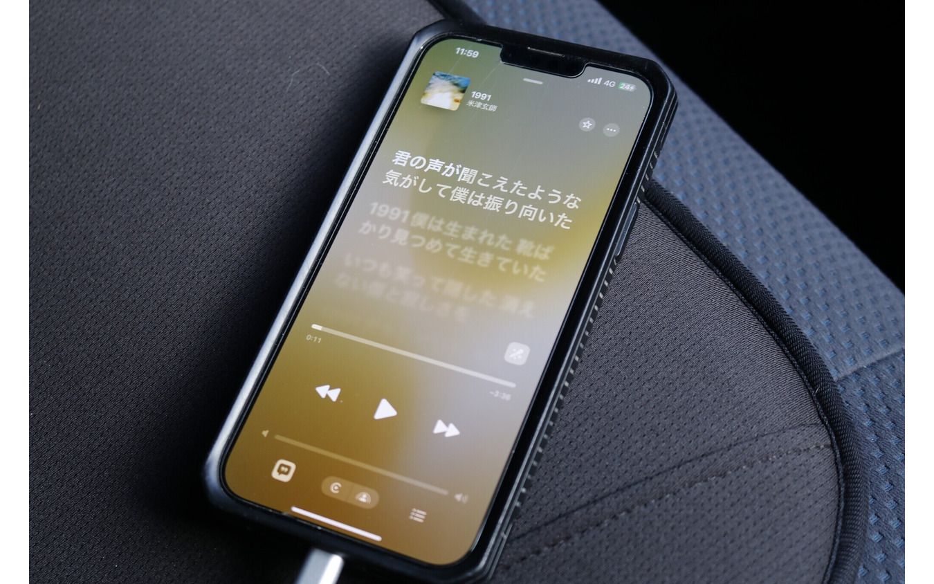 プレイヤーには普段から使っているiPhoneを利用する。普段使いのままで車内でも音楽を楽しめるのがオーナーの望みだった。