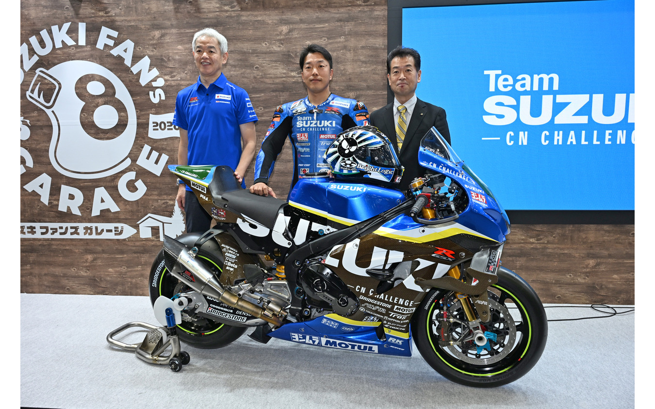左から、チームスズキCNチャレンジの佐原伸一プロジェクトリーダー、津田拓也選手、スズキ伊勢敬常務