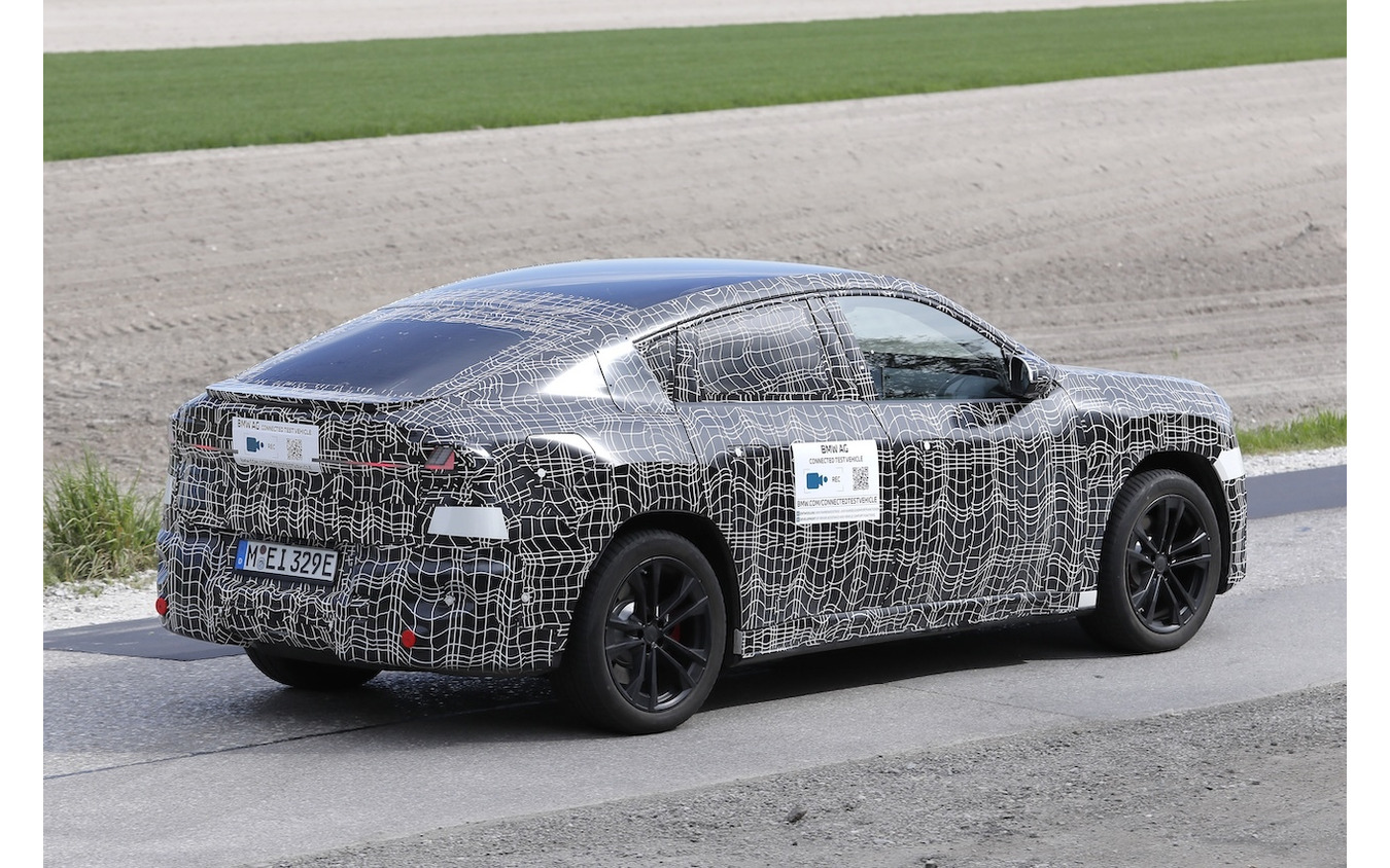 BMW iX4 市販型のプロトタイプ