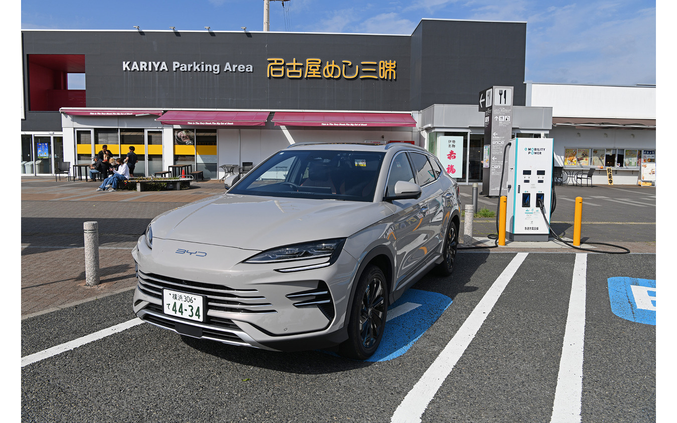 充電するBYD シーライオン6