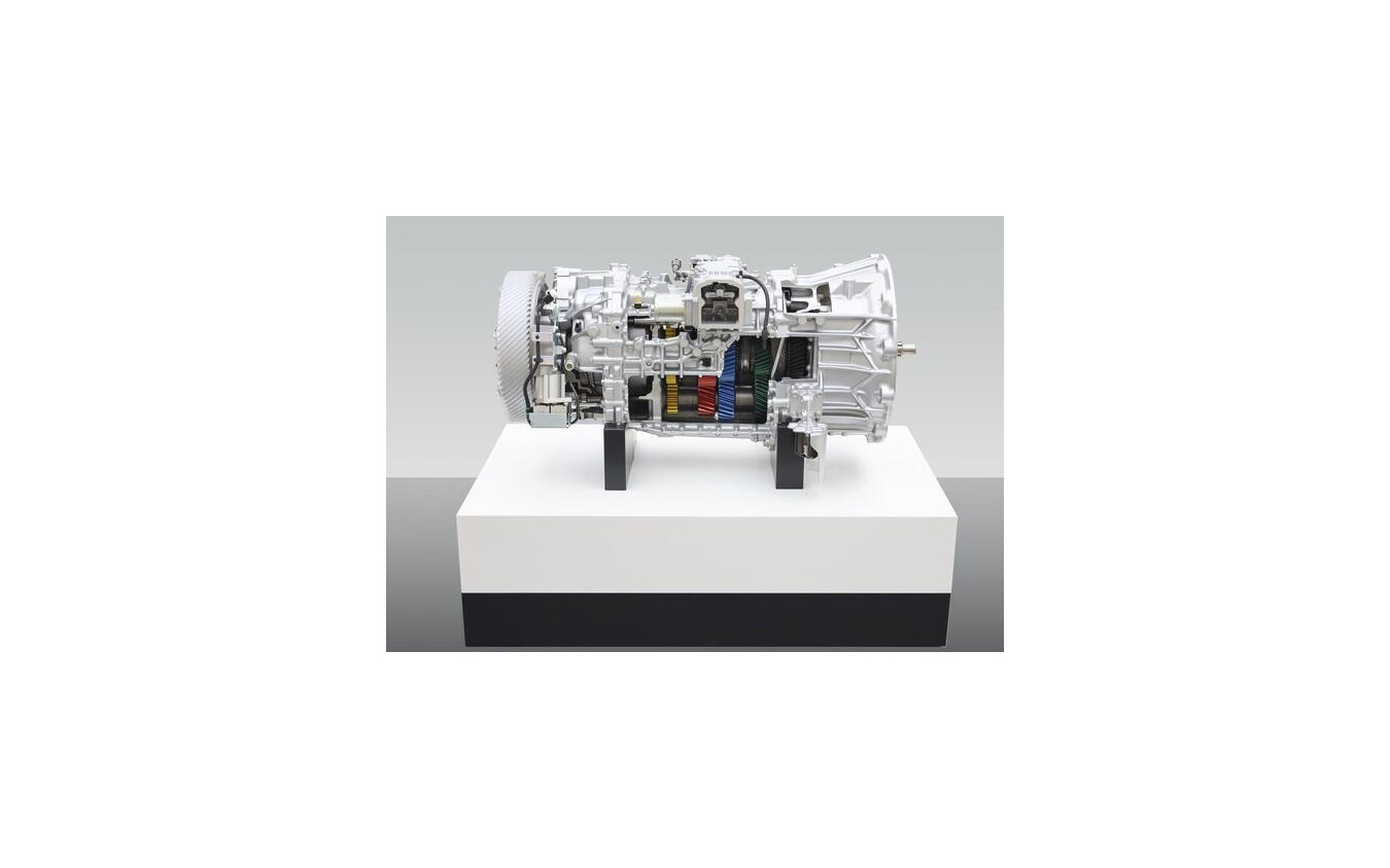 大型トラック用　新トランスミッション 「M112」 （Pro Shift12） のカットモデル