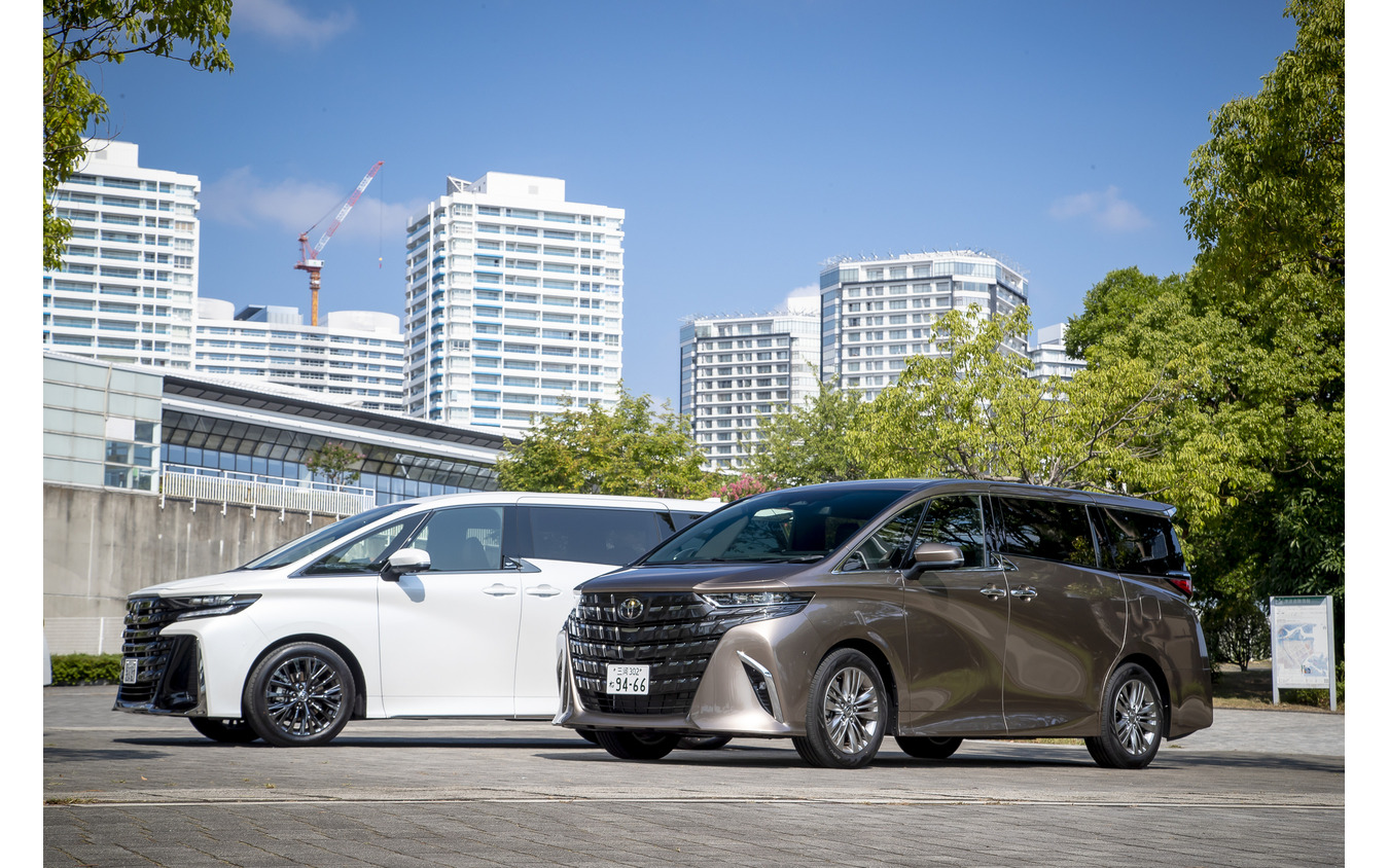 トヨタ ヴェルファイア（奥）とアルファード（手前）