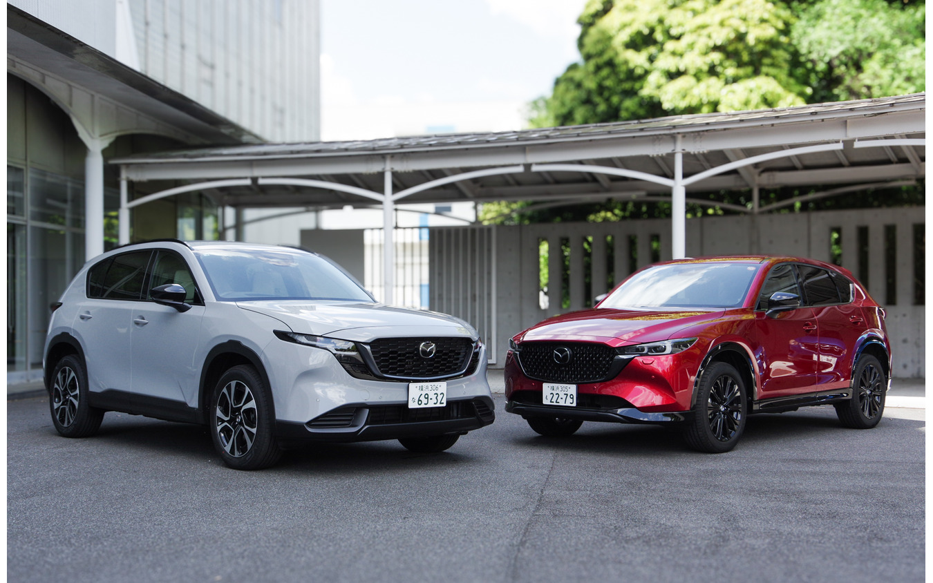 マツダ CX-5 新型（左）と従来モデル