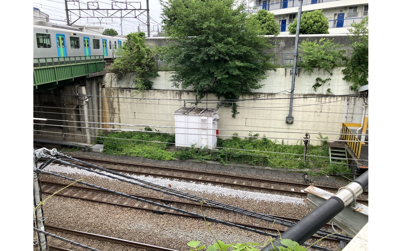 左上が西武池袋線で、秋津駅は奥。手前を左右に通るのが武蔵野線で、画面右に新秋津駅のプラットホームが見える