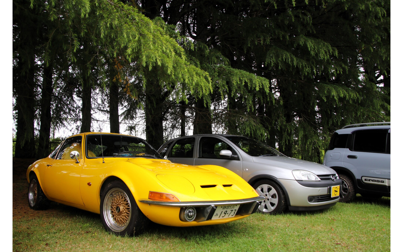 オペル 1900GTとその隣にはヴィータの姿も