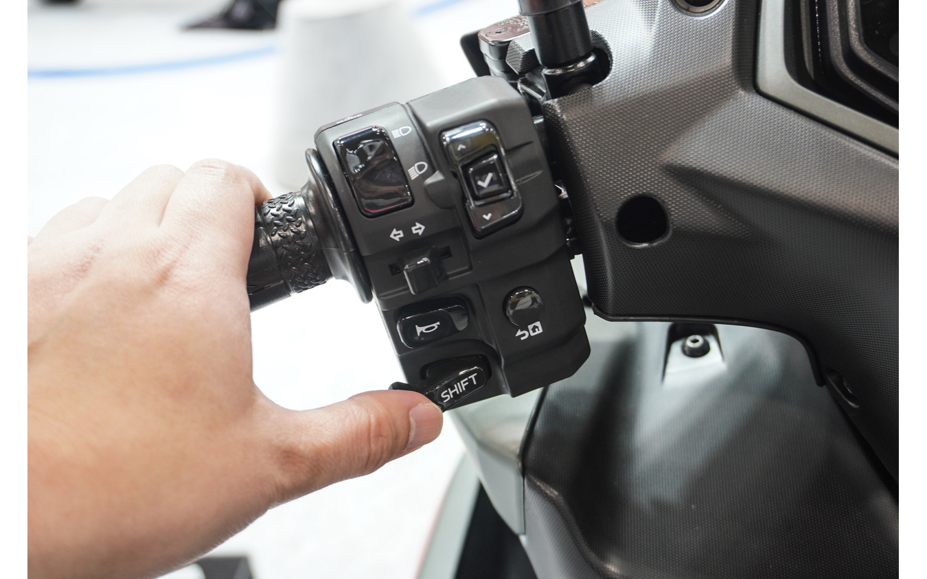 電子制御CVT「YECVT」によってシフトダウン操作が可能