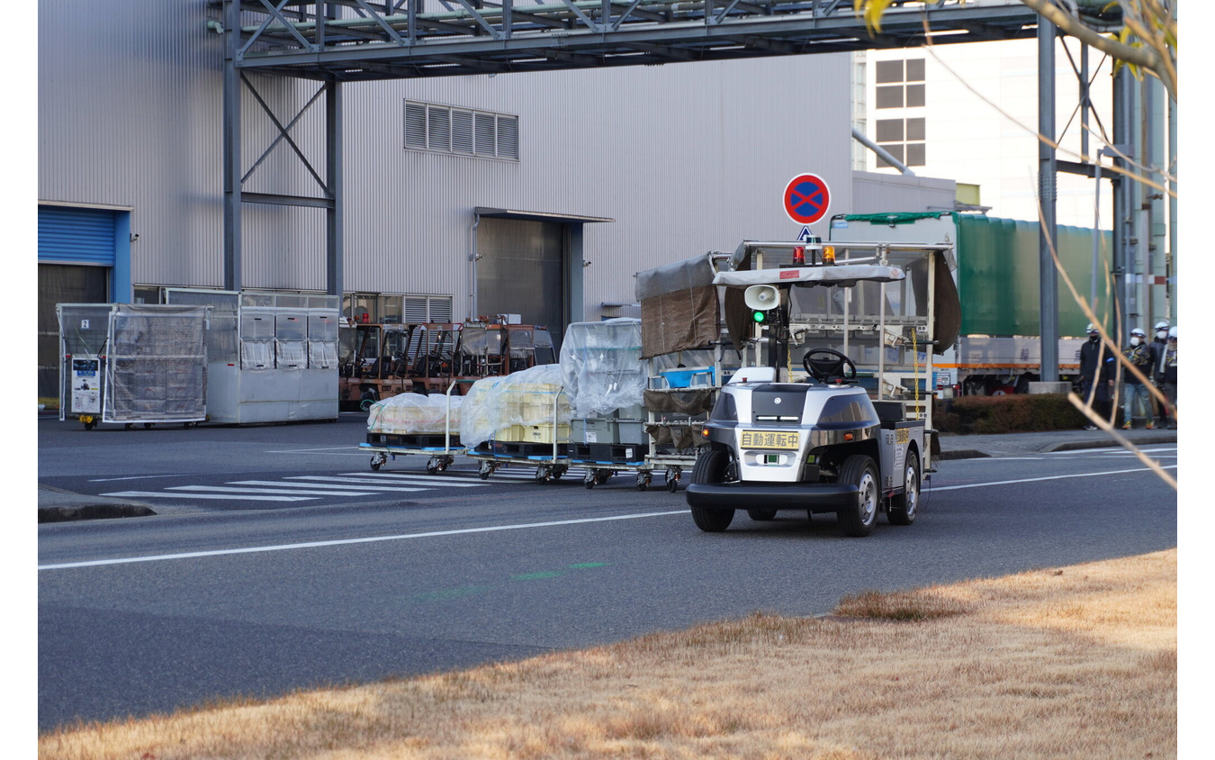 屋外の建屋間搬送を行う「eve auto」。この車両がトヨタ車体富士松工場では多数稼働