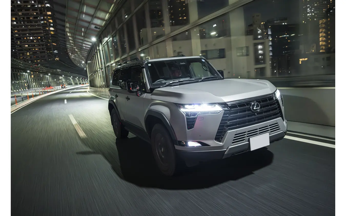 都会のナイトシーンに映えるGX550。マットプロテクションフィルムがボディラインの美しさを際立たせる