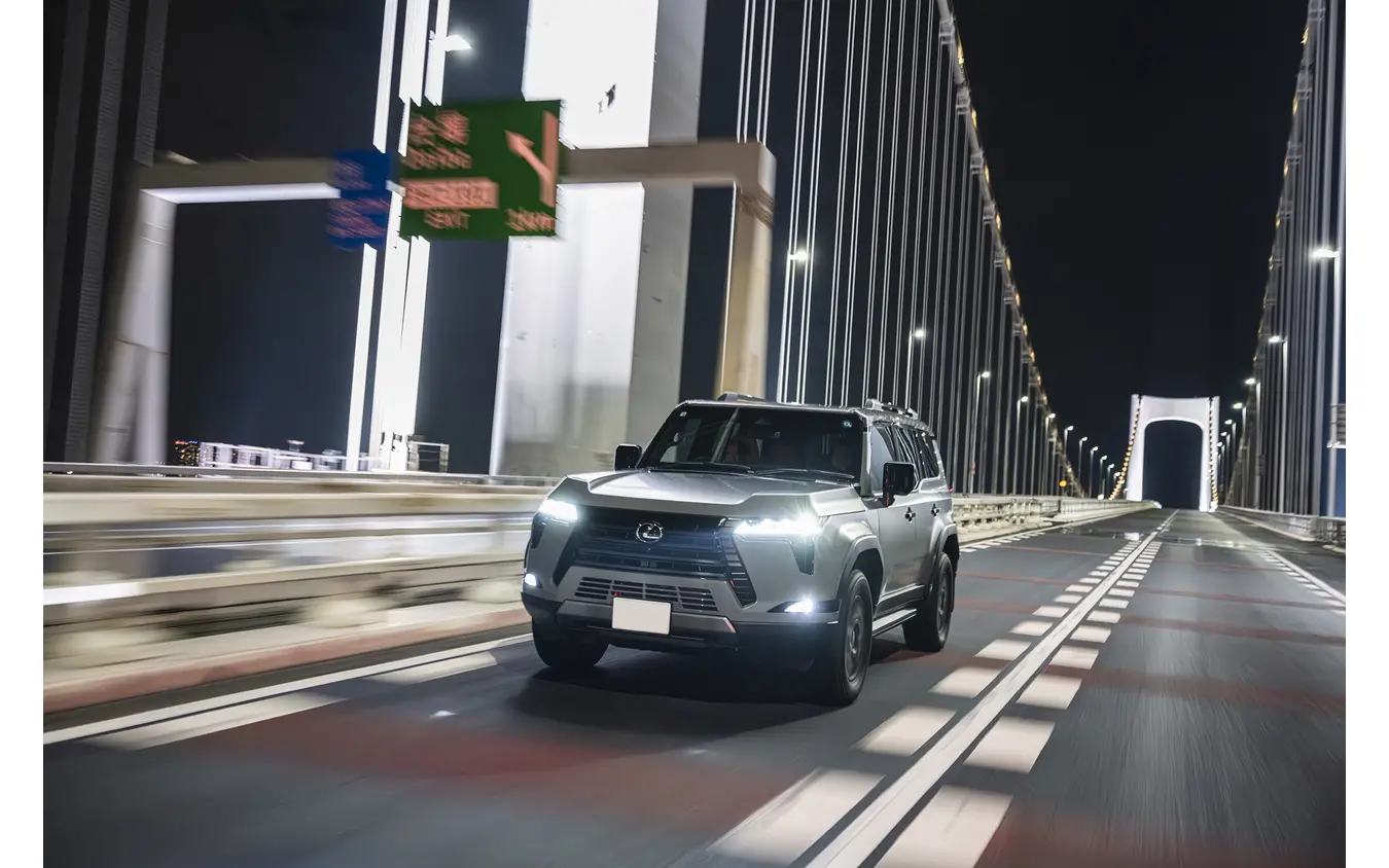 走行中の姿にも上品な迫力を感じさせるGX550。マットな質感が都会的な印象を高めている