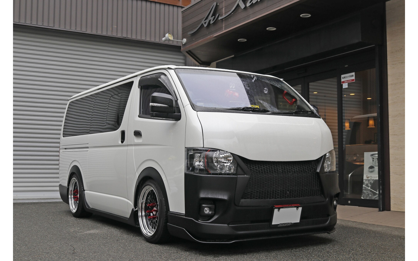 2台のハイエースを乗り継いでいる吉川さん。今回はオーディオにも車中泊にも力を入れるインテリアを作り上げた。