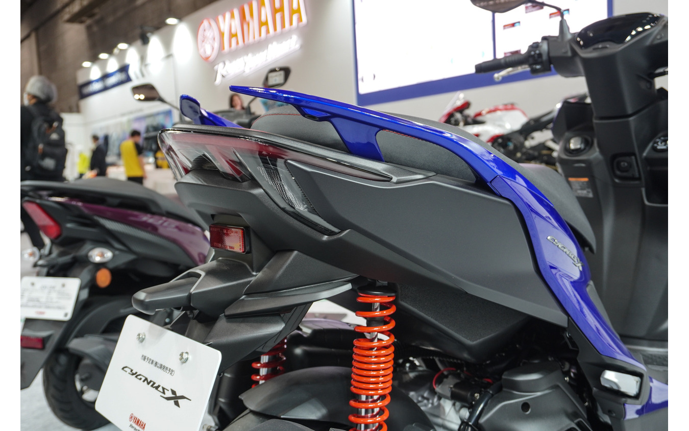 タンデムグラブバーとブーメラン型のカバーを一体化した