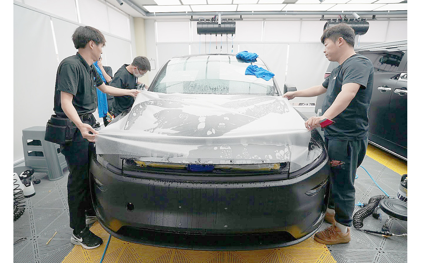 施工スタッフが多く広い面の施工も難なくこなしていく