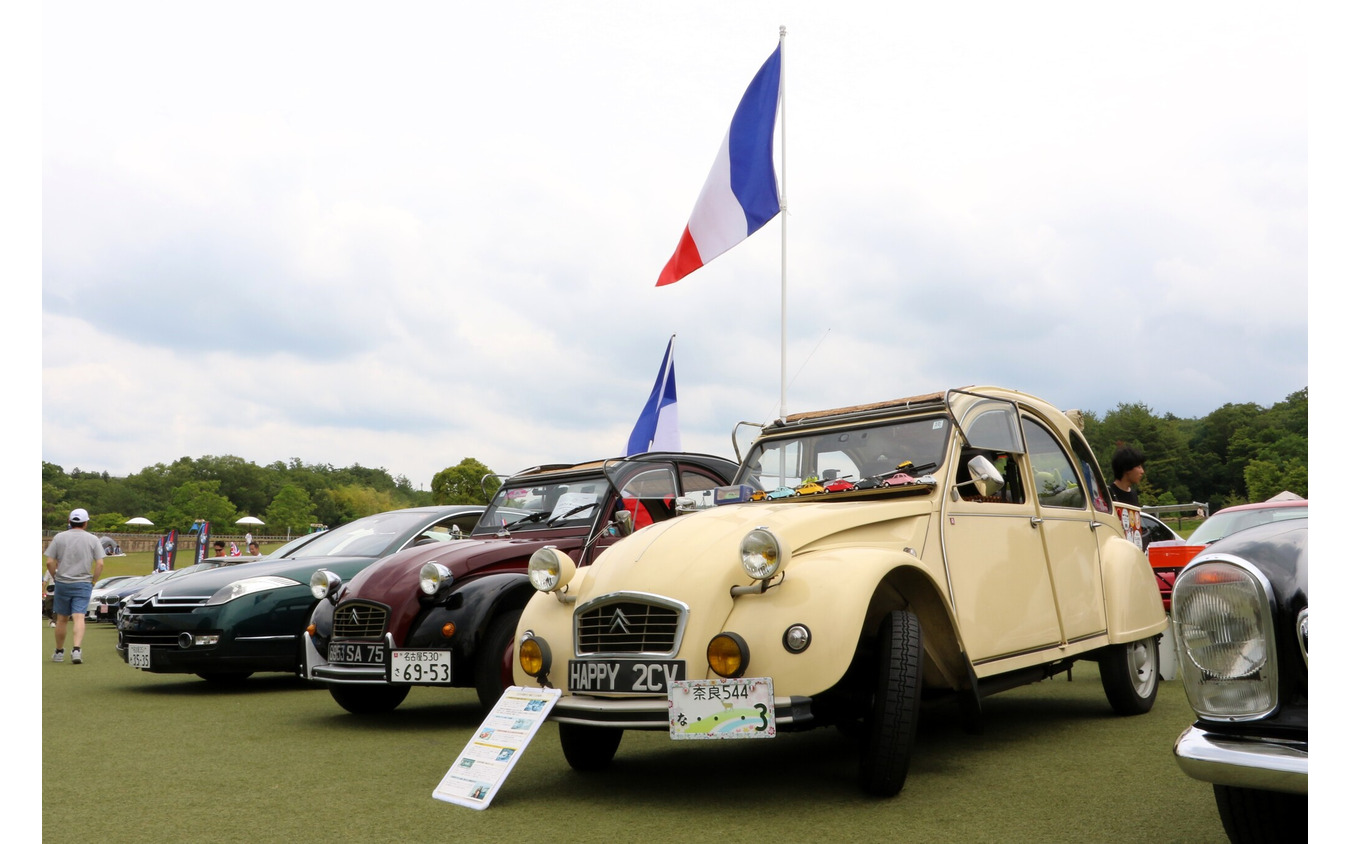 シトロエン2CV2台とC6