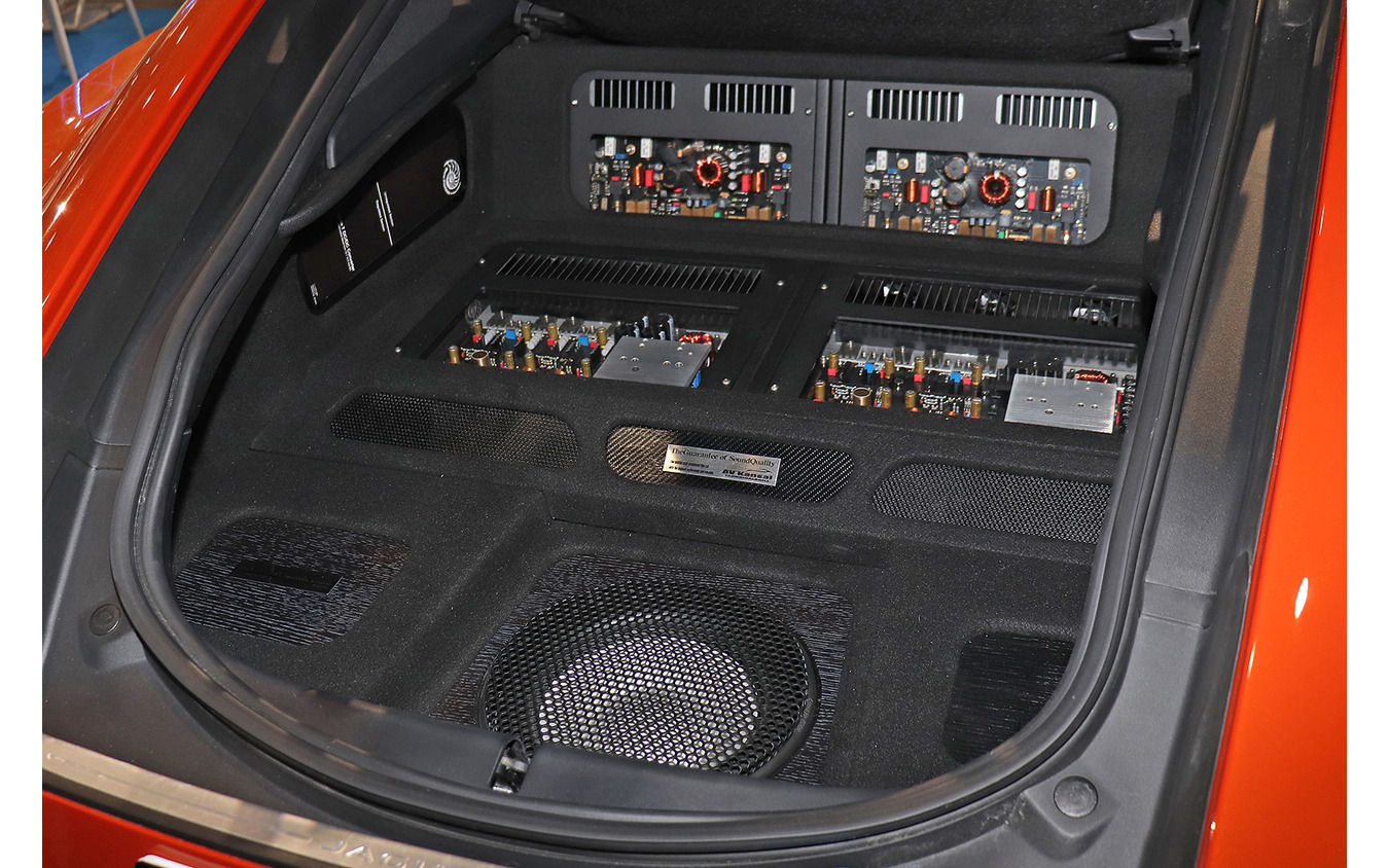 高度な「イコライザー」が搭載された「DSP」を積んでいるオーディオカーの一例（製作ショップ：AVカンサイ＜大阪府＞）。