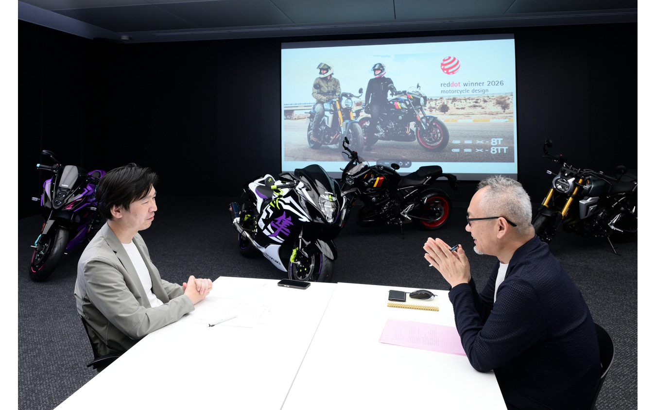 レスポンス副編集長 宮崎壮人（左）とスズキ 二輪デザイン課 課長 古橋伸介氏（右）