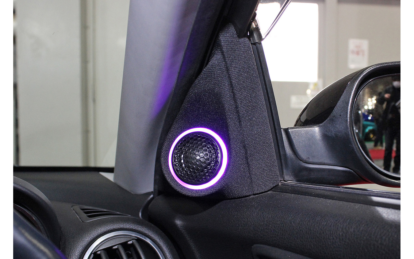 「ドアスピーカー」の「アウター化」が実行されたオーディオカーの一例（製作ショップ:ワープス＜広島県＞）。