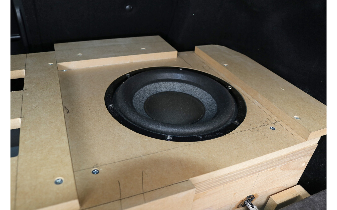 サブウーファーにはUtopia Be ULTIMAの200mmユニットである8W Ultimaを用いてステレオ再生する。