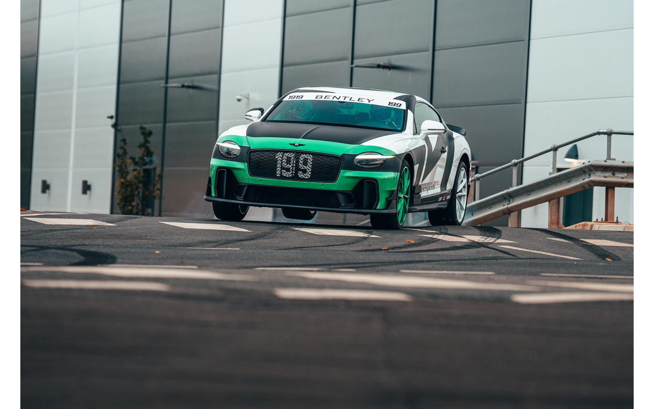 ベントレー スーパースポーツのパフォーマンスを披露する「Supersports: FULL SEND」