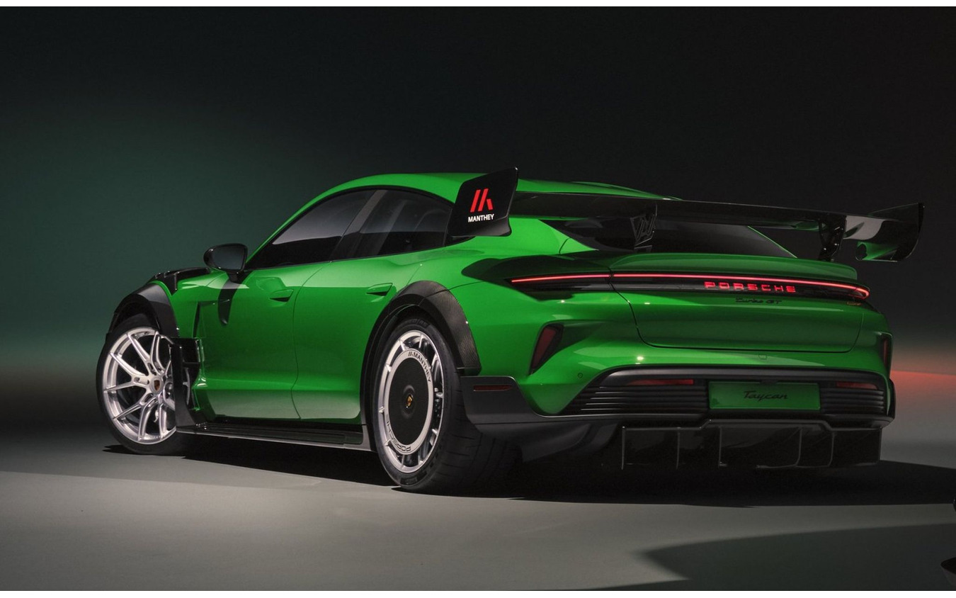ポルシェ「タイカン・ターボGT（バイザッハ・パッケージ）」の「マンタイキット」装着車