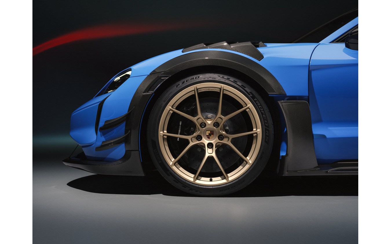 ポルシェ「タイカン・ターボGT（バイザッハ・パッケージ）」の「マンタイキット」装着車