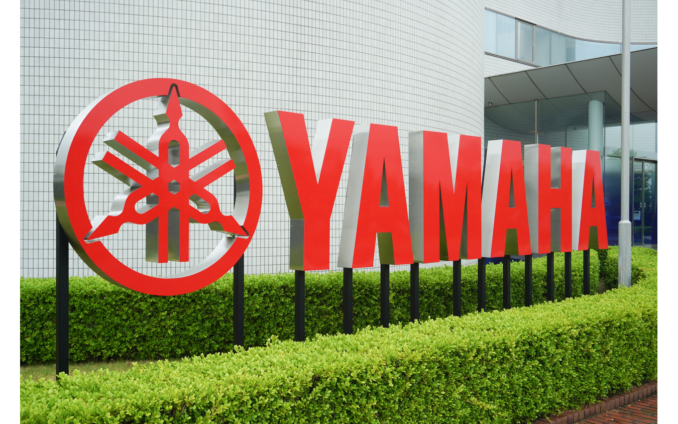 新たに設置されたヤマハロゴのモニュメント