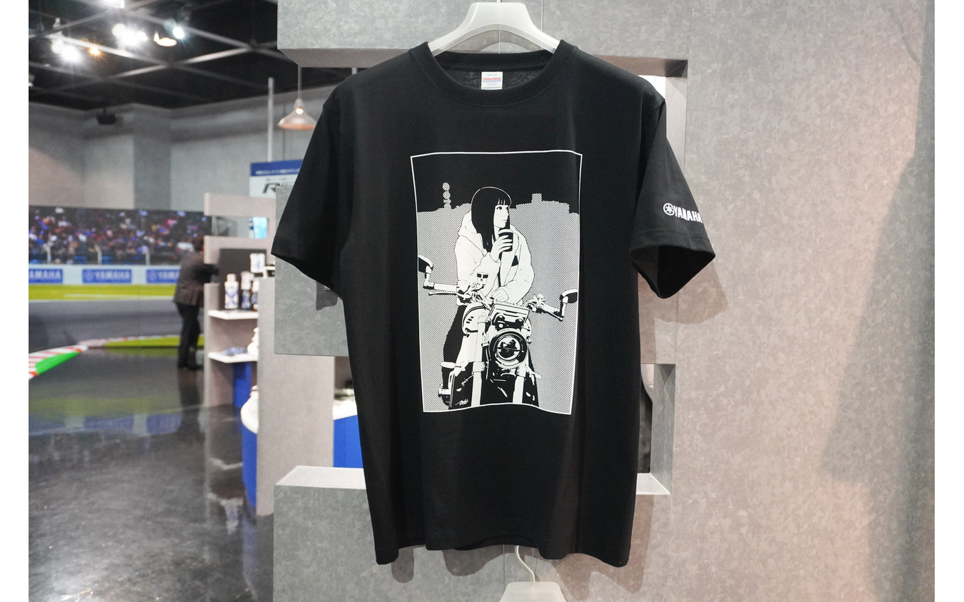 プラザショップで限定販売される加藤ノブキ氏のイラストが描かれたTシャツ