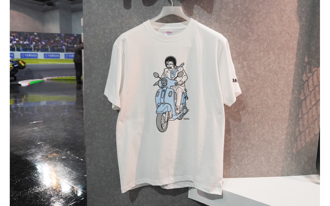 プラザショップで限定販売される浦野周平氏のイラストが描かれたTシャツ