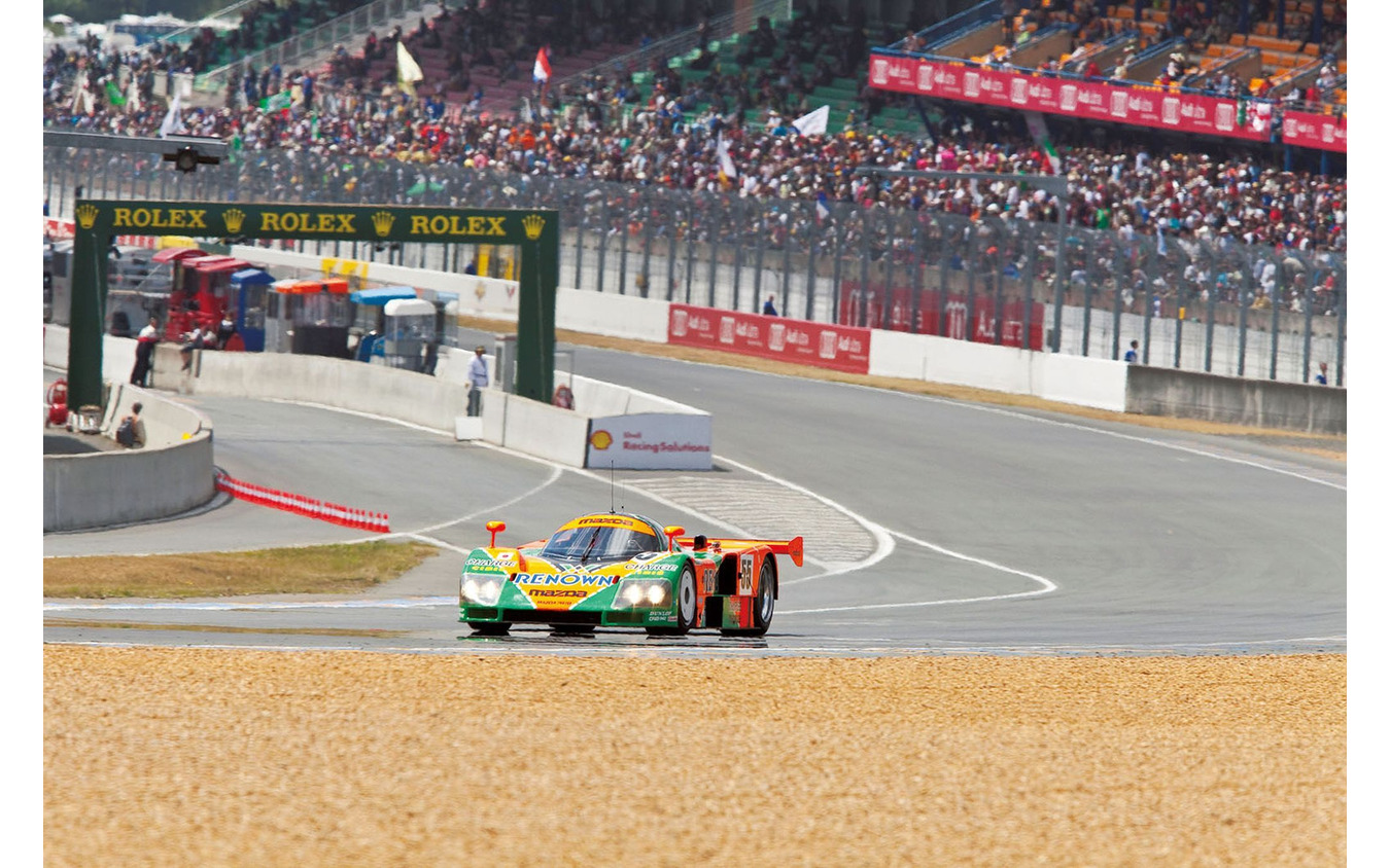 優勝20周年を記念して、デモンストレーション走行を行うマツダ 787B（2011年、サルト・サーキット）