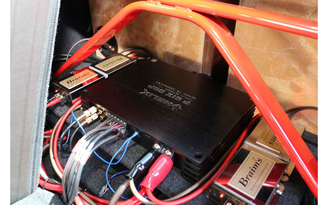フロントスピーカーのドライブと調整機能を一手に引き受けるDSPアンプにはヘリックスのP-SIX DSP ULTIMATEを選んだ。