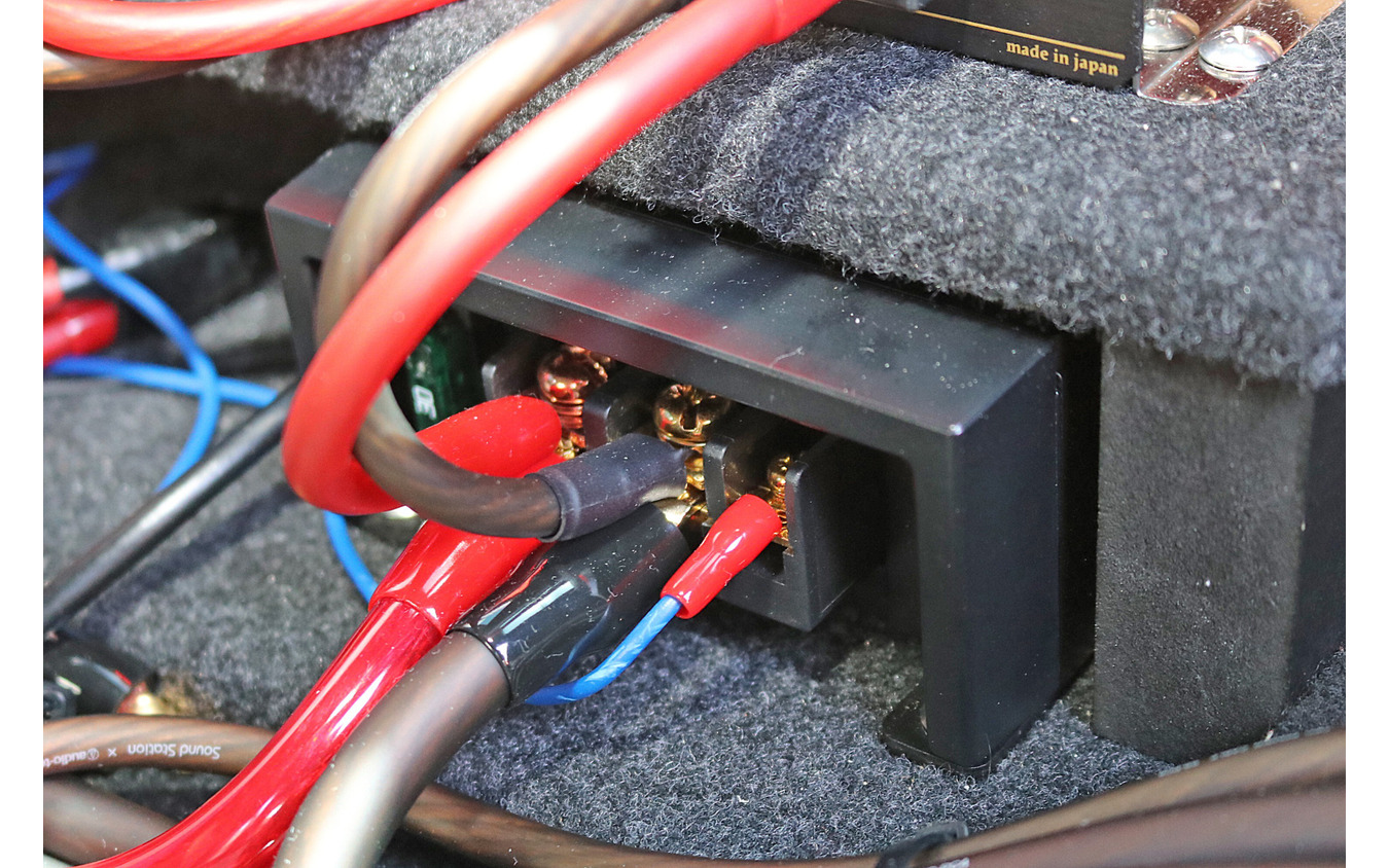 パワーアンプのドライブに用いるパワーアンプにはカロッツェリアのPRS-D700を2台用いる。