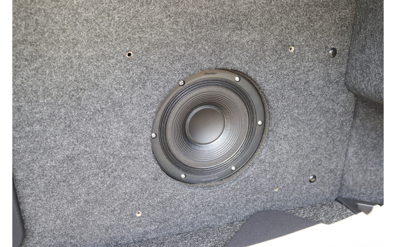 サブウーファーユニットにはパイオニアのTS-W10RSを2発チョイス。ステレオ再生で低音の立体感を表現した。