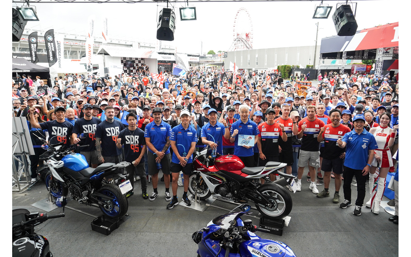 スズキファンとの記念撮影をおこなうS-PULSE DREAM RACING SUZUKI、チームスズキCNチャレンジ、Yoshimura SERT Motul