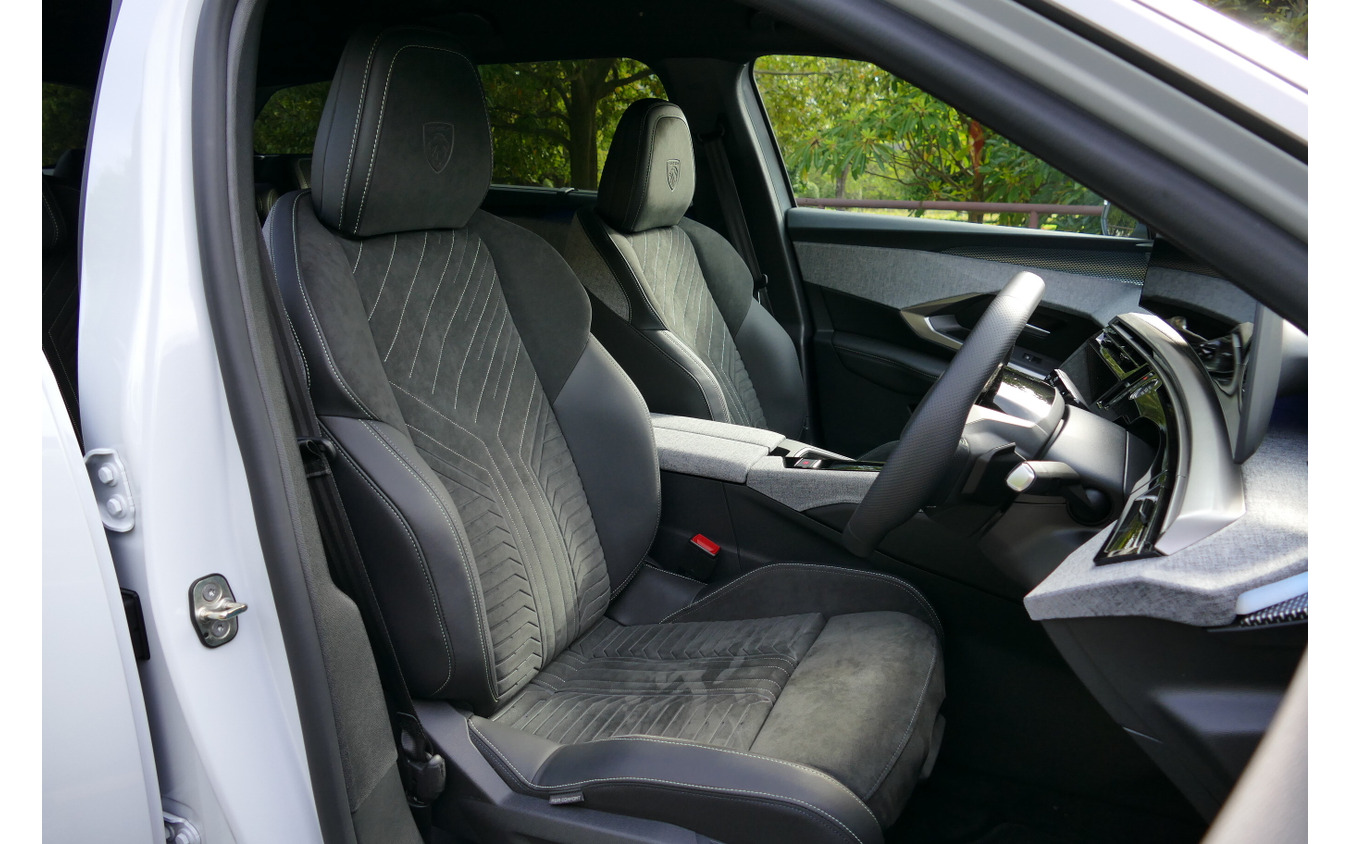 プジョー5008 GT HYBRID アルカンターラパッケージ
