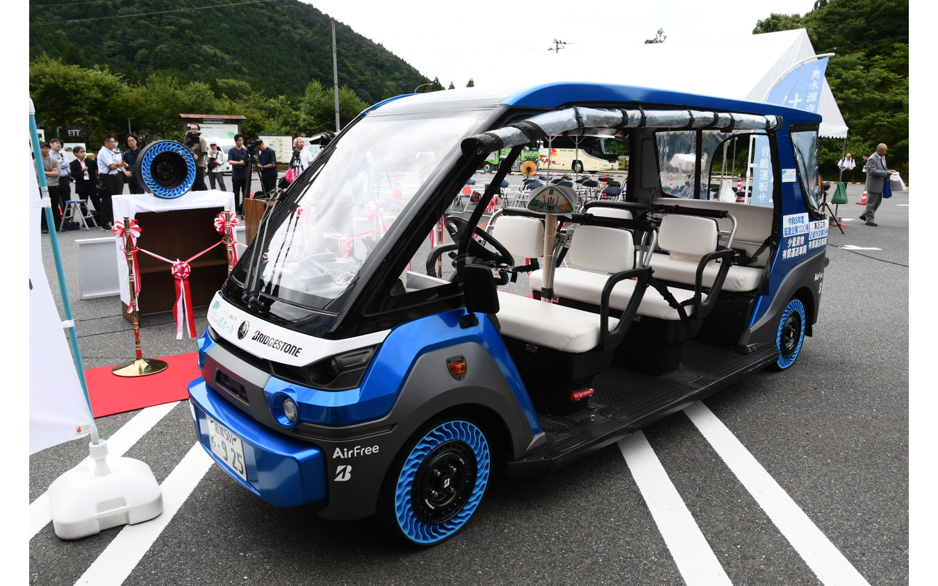 ブリヂストンの空気不要タイヤ「AirFree」全国初の社会実装へ、東近江市の自動運転車両に採用