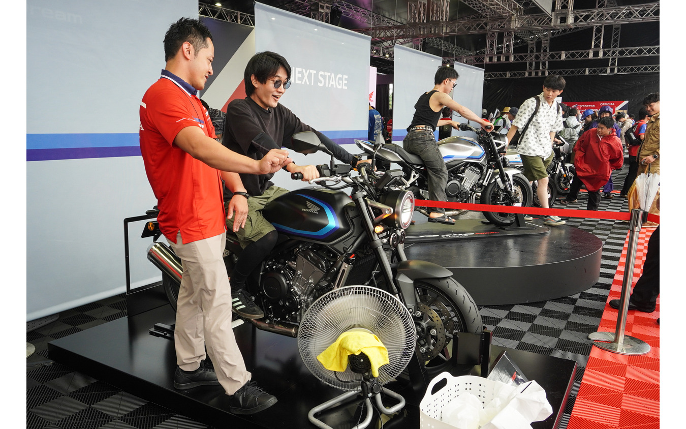 「鈴鹿8耐2026」ホンダブースで「Eクラッチ」体験ができた『CB400スーパーフォア』