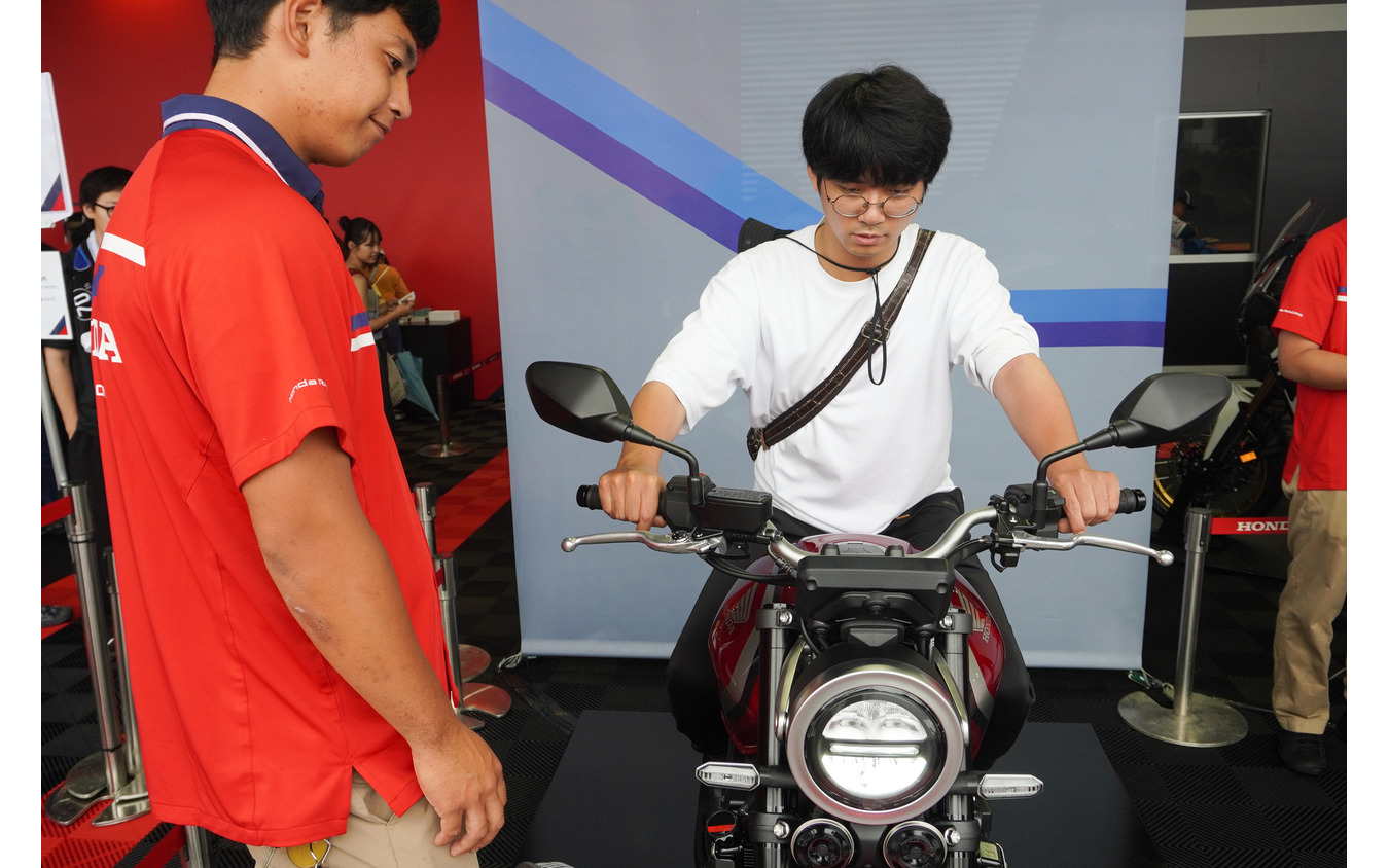 「鈴鹿8耐2026」ホンダブースには若者も多く、試乗体験を中心に賑わっていた