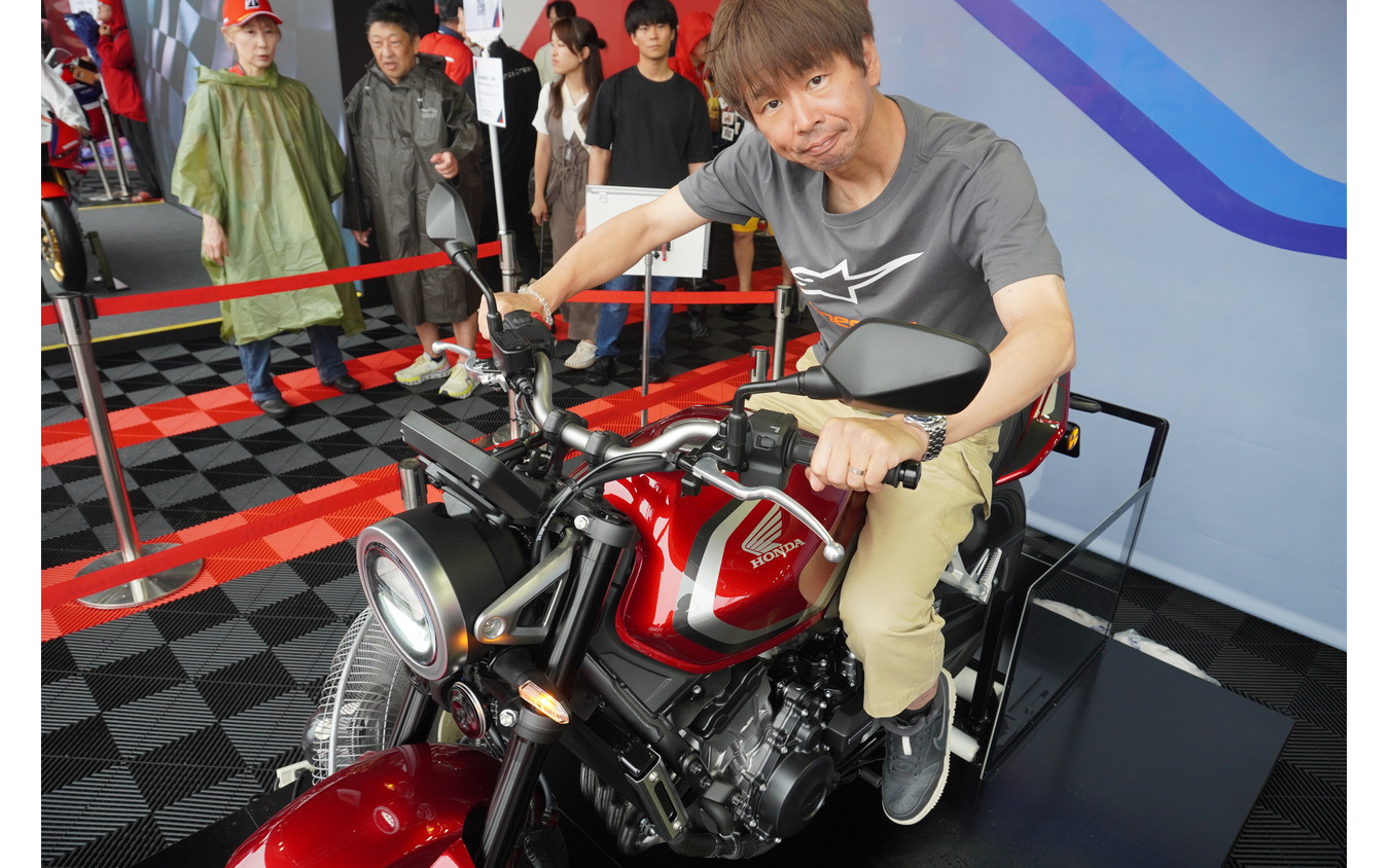 青木タカオ氏が「鈴鹿8耐2026」ホンダブースでCB400スーパーフォアのEクラッチを体験