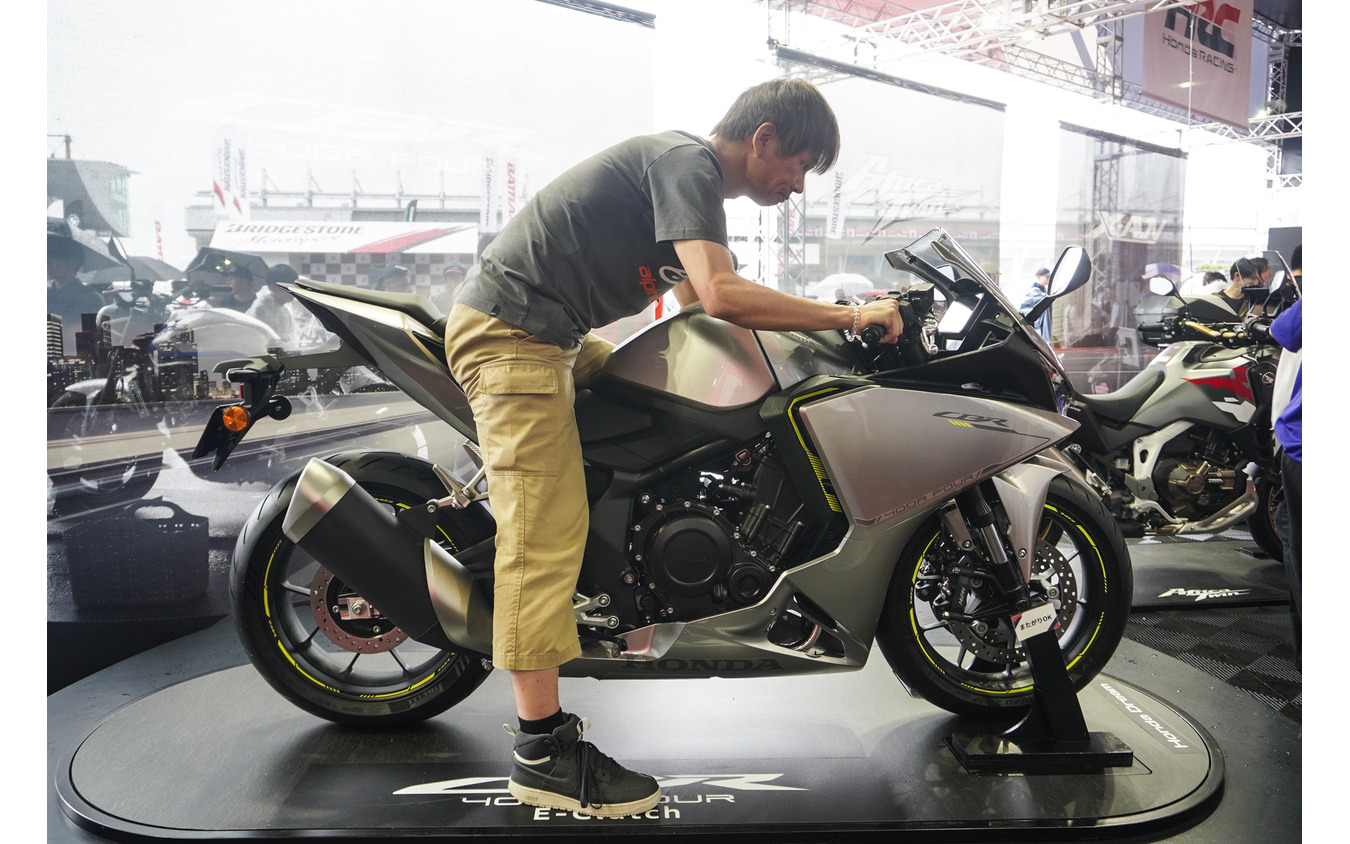 ホンダ CBR400フォア Eクラッチの足つきをチェック（鈴鹿8耐2026）