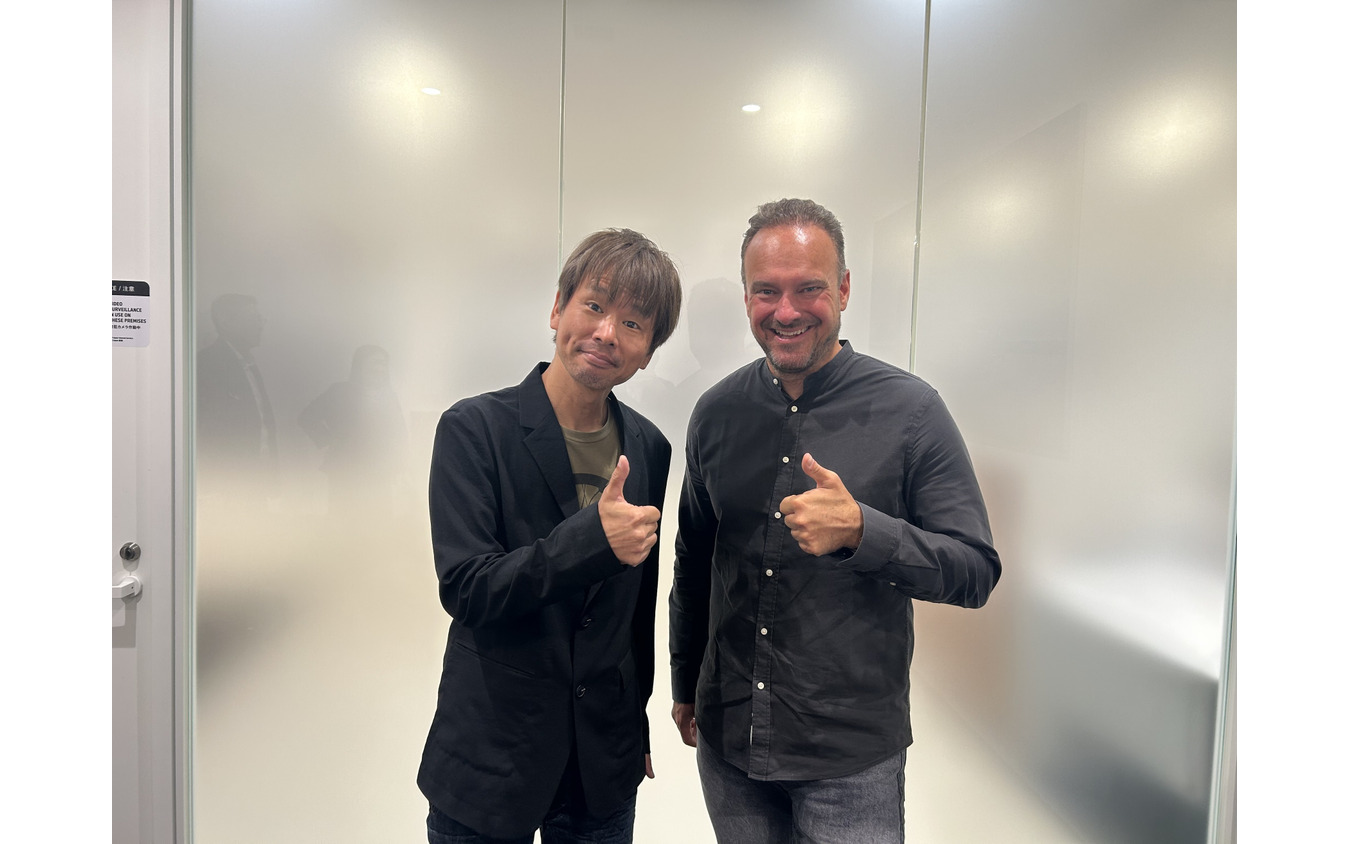 単独インタビューに応じたBMW Motorrad CEO、マーカス・フラッシュ氏と筆者（青木タカオ）