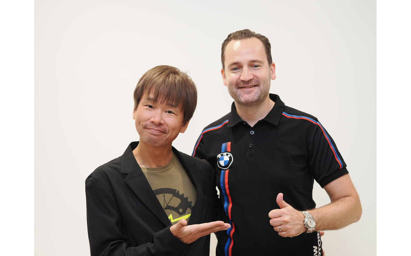 BMW Motorradモータースポーツ責任者のスヴェン・ブルッシュ氏と筆者（青木タカオ）